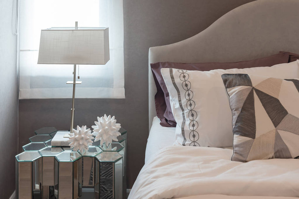 Klasik yatak odası stili yastık kümesi ile - Fotoğraf, Görsel