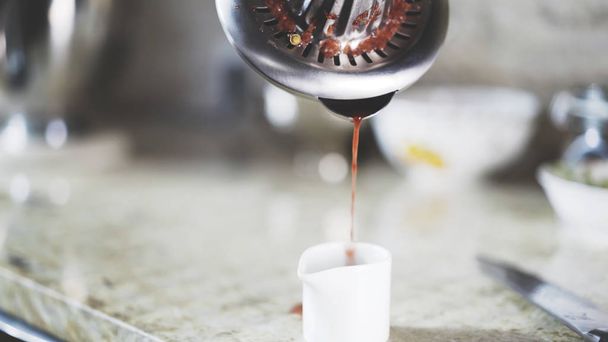 A grapefruit juice is bowled into a small tank - Fotografie, Obrázek
