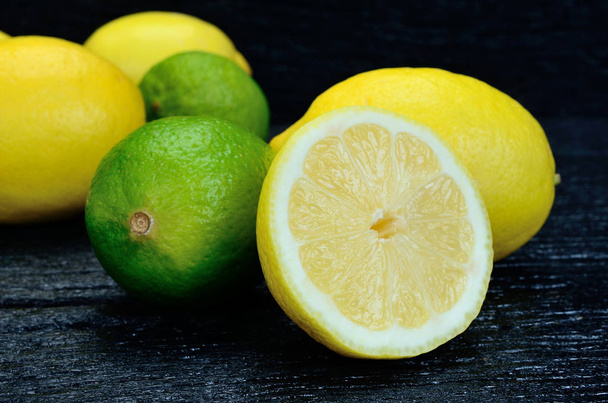 lemon and lime on table - Zdjęcie, obraz