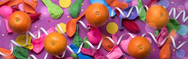 紫外線バナーお祭りポスター オレンジ色の風船紙ふぶきカーニバルの背景. - 写真・画像