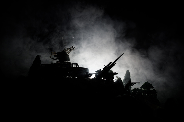 戦争の概念。戦争の霧空のシーンをかけて戦う軍のシルエットの背景、夜曇りスカイライン以下世界大戦兵士のシルエット。攻撃シーン。セレクティブ フォーカス タンク戦い。装飾 - 写真・画像