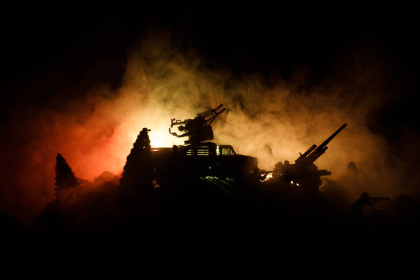 Savaş kavramı. Askeri siluetleri sahne üzerinde savaş sis sky mücadele arka plan, Dünya Savaşı askerler siluetleri bulutlu manzarası, gece aşağıda. Saldırı sahne. Seçici odak tanklar savaş. Dekorasyon - Fotoğraf, Görsel