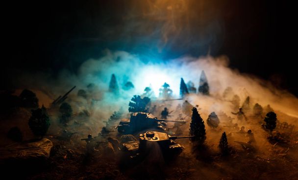 Sota-ajatus. Sotilaallinen siluetit taistelevat kohtaus sodan sumu taivaalla tausta, maailmansodan sotilaat siluetit alla pilvinen Skyline yöllä. Hyökkäyskohtaus. Valikoiva keskittyä säiliöt taistelu. Koristelu
 - Valokuva, kuva