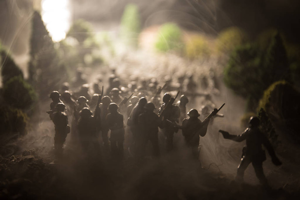 Concepto de guerra. Siluetas militares escena de lucha en el fondo del cielo niebla de guerra, Soldados de la Guerra Mundial Siluetas por debajo del horizonte nublado. Vehículos blindados. Batalla de tanques. Decoración
 - Foto, Imagen