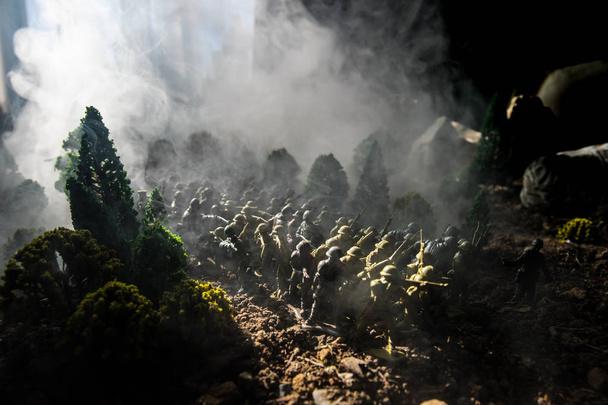 Concepto de guerra. Siluetas militares escena de lucha en el fondo del cielo niebla de guerra, Soldados de la Guerra Mundial Siluetas por debajo del horizonte nublado. Vehículos blindados. Batalla de tanques. Decoración
 - Foto, imagen