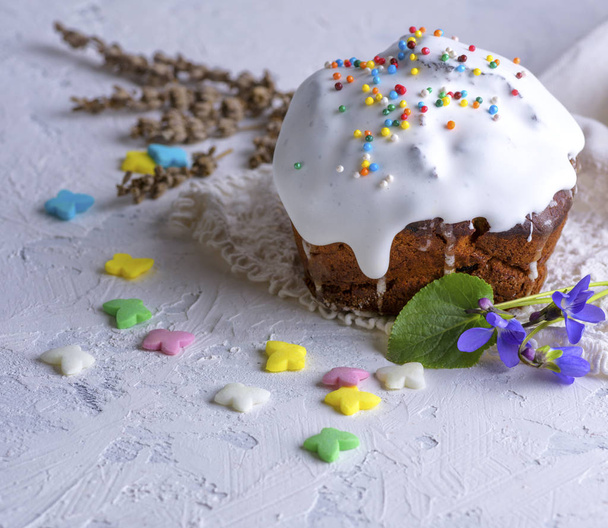 Pasen bakken met witte suiker glazuur en kleurrijke decor ballen - Foto, afbeelding