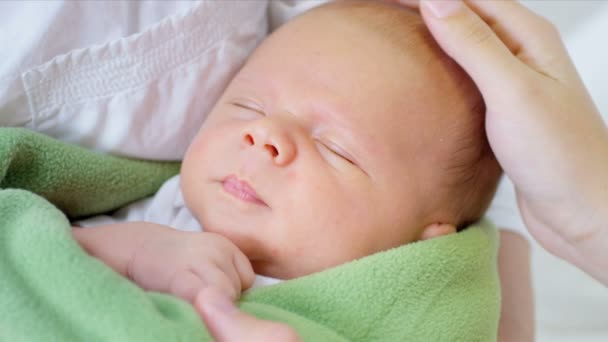 νεογέννητο μωρό τυλιγμένο σε κουβέρτα - Πλάνα, βίντεο