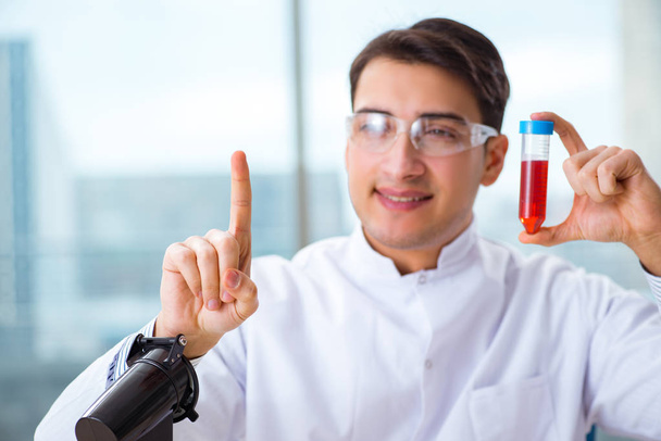 Homem médico verificando amostras de sangue no laboratório - Foto, Imagem