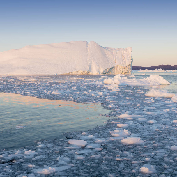 氷の間の科学船の上を移動します。地球温暖化現象の研究。珍しい形や色の氷や氷山.. - 写真・画像