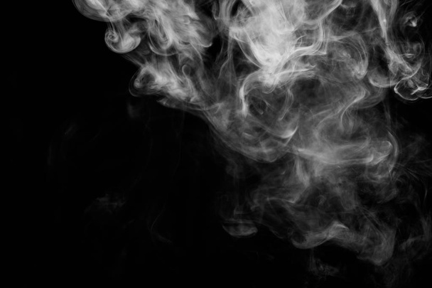 weißer Rauch auf einer schwarzen isolierten  - Foto, Bild