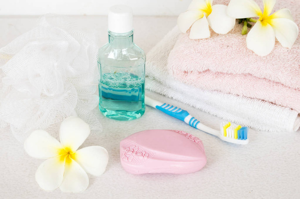 Set ein Bad Reinigungsseife für Körperhaut mit Mundspülzahnbürste für Gesundheit Mundhöhle auf weißem Hintergrund - Foto, Bild