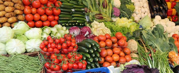 多くキャベツ ズッキーニとより多くの新鮮な野菜、果実を m で - 写真・画像