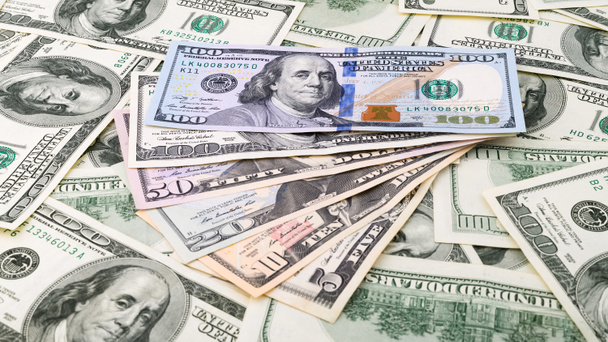 Φόντο closeup σειρά ανεμιστήρα American χρήματα 5,10, 20, 50, 100 νέο νομοσχέδιο δολάριο. Σωρός μας τραπεζογραμματίων   - Φωτογραφία, εικόνα