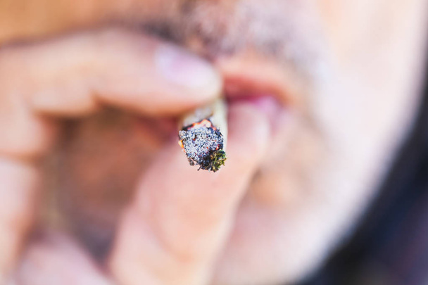 man rookt cannabis - Foto, afbeelding