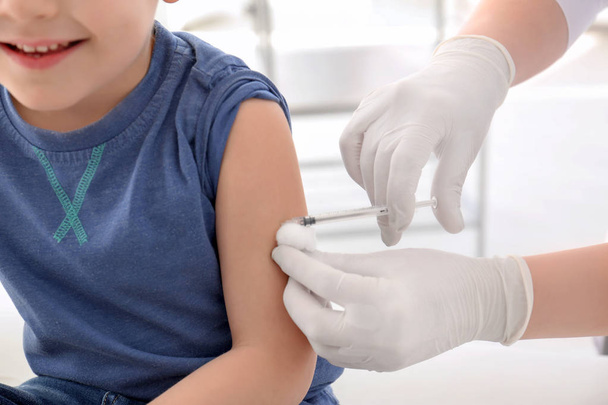 Doctor vaccinating little boy in hospital - Fotografie, Obrázek