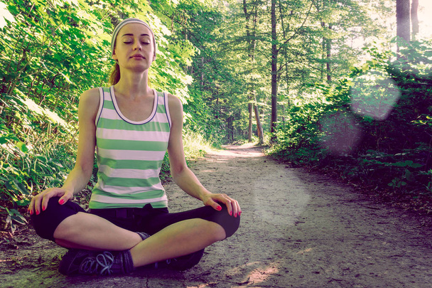 Mulher Yoga - relaxar na natureza - Foto, Imagem