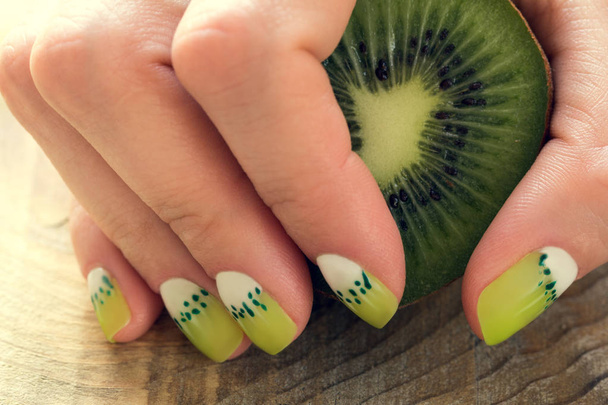 kiwi arte manicure
 - Foto, immagini
