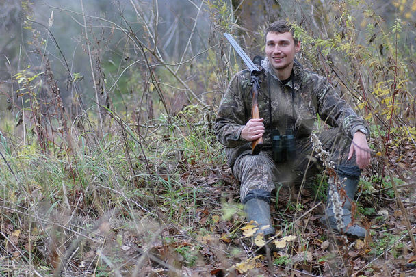Homme en camouflage et armé dans une ceinture forestière sur un jabot de printemps
 - Photo, image