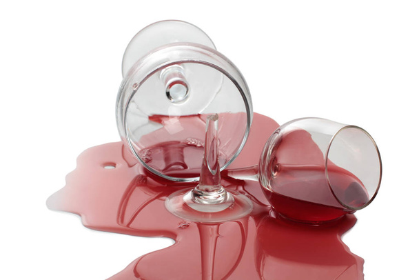 Broken glass and spilled red wine on white background - Φωτογραφία, εικόνα