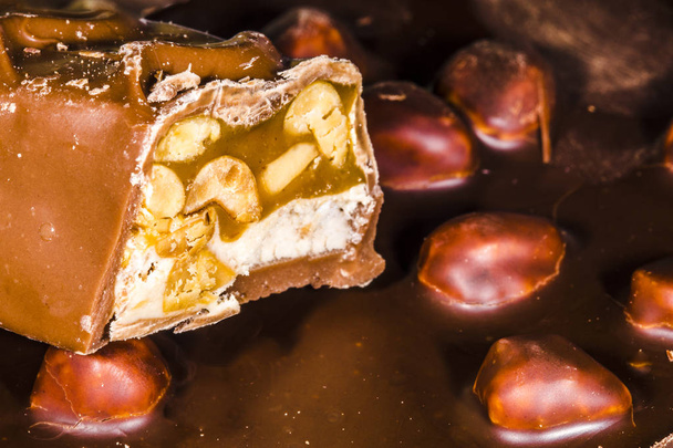 chocolate with nuts - Foto, afbeelding