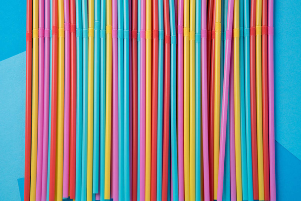 Πολλοί καλαμάκια από κόκκινο, μπλε, κίτρινο και ροζ για τα ποτά και cocktai - Φωτογραφία, εικόνα