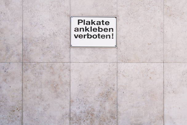 Signo alemán Plakate ankleben verboten se traduce como post no bill
 - Foto, Imagen