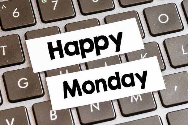 Nahaufnahme von Laptop-Tastatur-Tasten mit Symbolen und Text Happy Monday - Foto, Bild