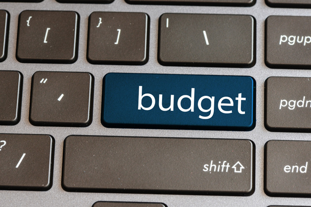 Laptop klavye tuşları ile semboller ve metin bütçe closeup - Fotoğraf, Görsel