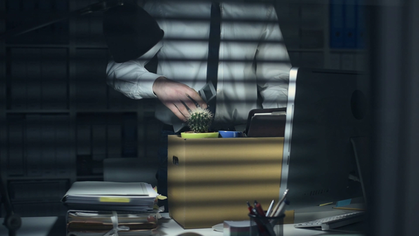 Деловой работник собирает свои вещи в офисе после увольнения, он кладет все вещи в коробку
 - Кадры, видео