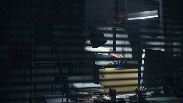 Υπάλληλος επιχείρησης συσκευασίας τα υπάρχοντά του στο γραφείο μετά να τροφοδοτούνται και απενεργοποιώντας το φως - Πλάνα, βίντεο