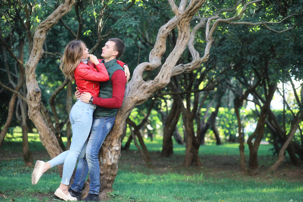 Schönes junges Paar bei Date im Park - Foto, Bild