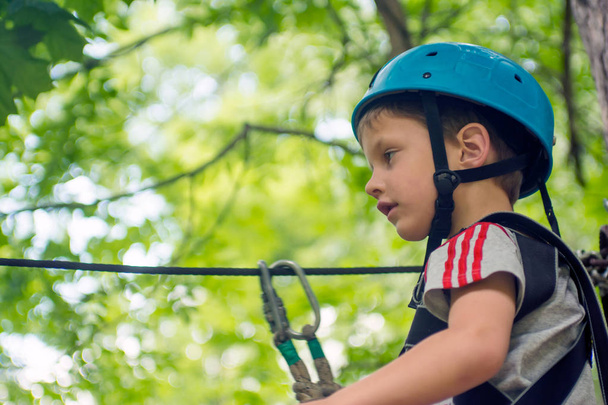 Garçon de cinq ans sur corde dans la forêt
 - Photo, image