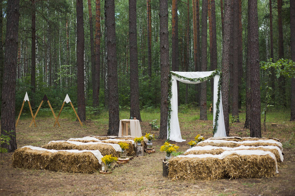 Τοποθετήστε σε παλιό ξύλο φθινόπωρο για γαμήλια τελετή - Φωτογραφία, εικόνα