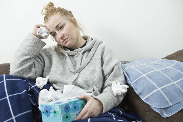 Молода жінка, яка страждає від застуди та грипу вдома, крупним планом
 - Фото, зображення