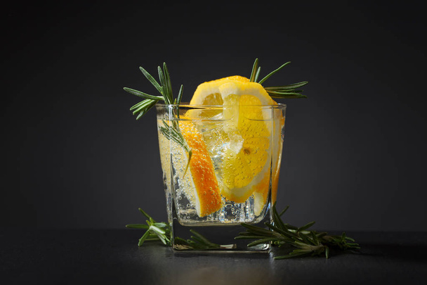gin tonic, citroen en rozemarijn . - Foto, afbeelding