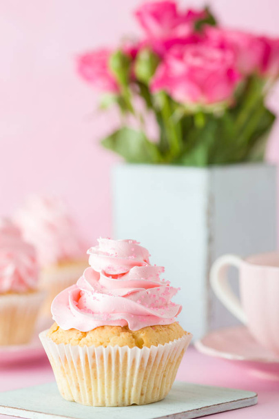 Banner vertical de pastel rosa con cupcakes decorados, taza de café con leche y ramo de rosas rosadas
. - Foto, Imagen