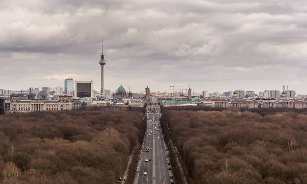 Luftaufnahme der Berliner Skyline mit berühmtem Fernsehturm - Foto, Bild