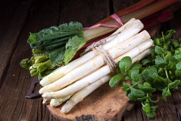 delicious white asparagus on wooden board  - Valokuva, kuva