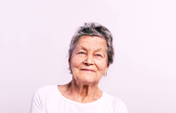 Portrait of a senior woman in studio. - Fotoğraf, Görsel