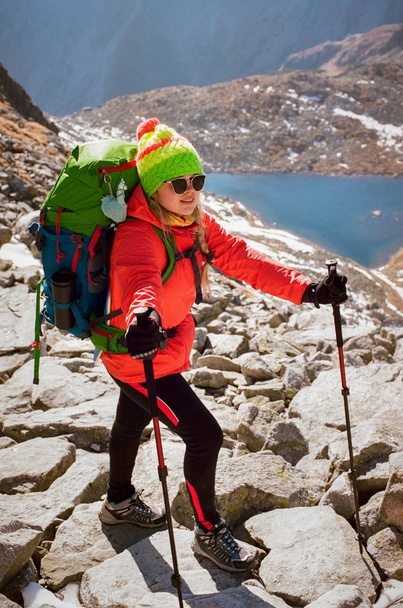 Feliz excursionista femenina en la cima de la montaña disfruta de Popradske pleso
 - Foto, Imagen