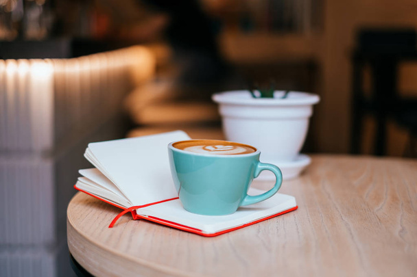 Coupe de cappuccino avec carnet
 - Photo, image