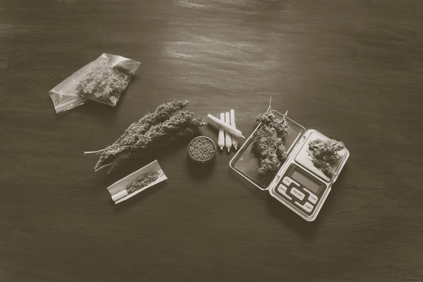 Marihuana, suomut, jambs ja kannabishiomakone mustalla woodilla Vintage väri
 - Valokuva, kuva