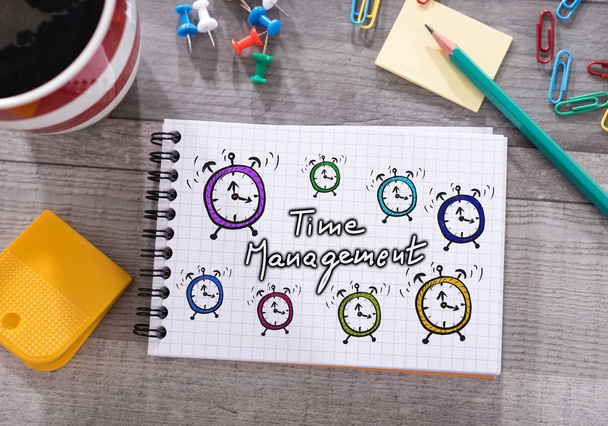 Concepto de gestión del tiempo en un bloc de notas
 - Foto, Imagen