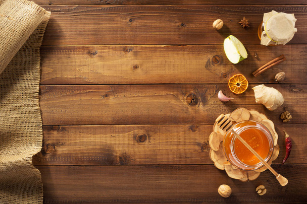 glass jar of honey on wood - Foto, Imagem
