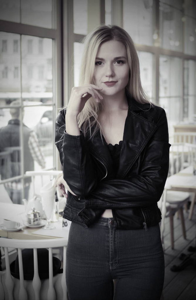 Piękna młoda kobieta blonde posing w kawiarni - Zdjęcie, obraz