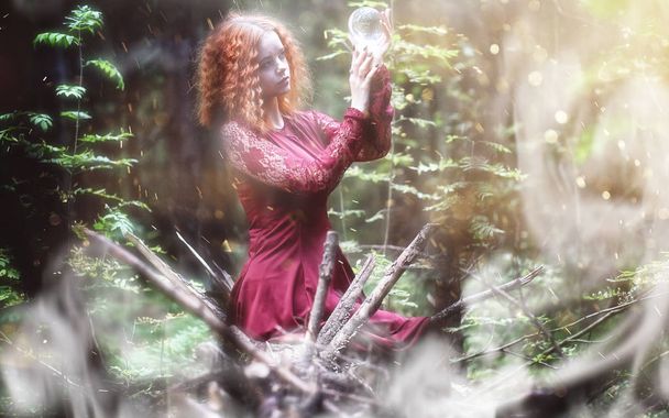 Rituale di strega in una foresta
 - Foto, immagini