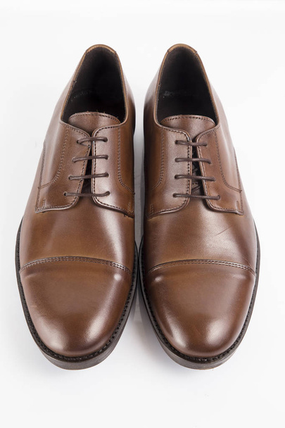 Mannelijke bruin lederen elegante schoen op witte achtergrond, geïsoleerde product, comfortabel schoeisel. - Foto, afbeelding