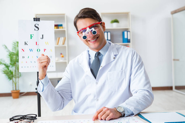 Lekarz okulista w koncepcji opieki okulistycznej w szpitalu - Zdjęcie, obraz