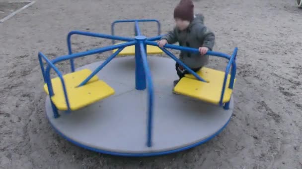 Νηματοποίηση καρουσέλ απλή παιδική γαϊτανάκι γυρίζει γύρω από το σύνθετο με υποκειμενική άποψη - Πλάνα, βίντεο