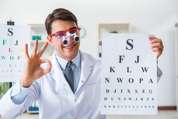 Médico ocular en concepto de cuidado ocular en el hospital - Foto, Imagen